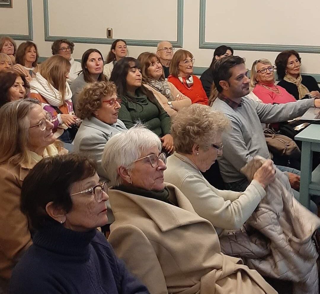 Exitosa charla de Ana Conti sobre Frida Khalo en la Sociedad Francesa de Tres Arroyos