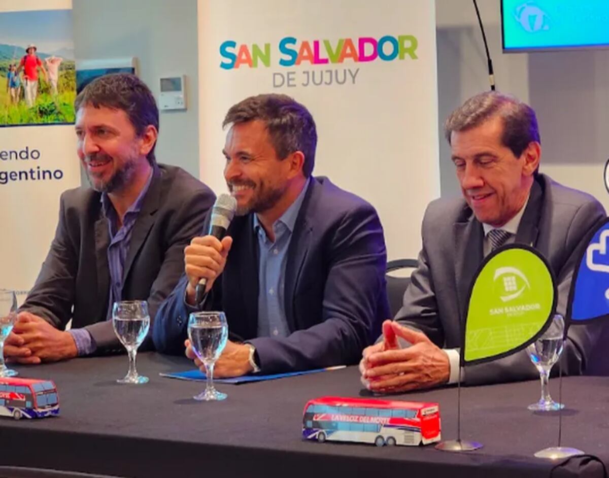 De izquierda a derecha, el presidente de la Red Federal de Turismo, Pablo Sgubini; el ministro de Cultura y Turismo, Federico Posadas; y el gobernador, Carlos Sadir, en la apertura del capítulo en Jujuy del 27° Encuentro de Municipios Turísticos.