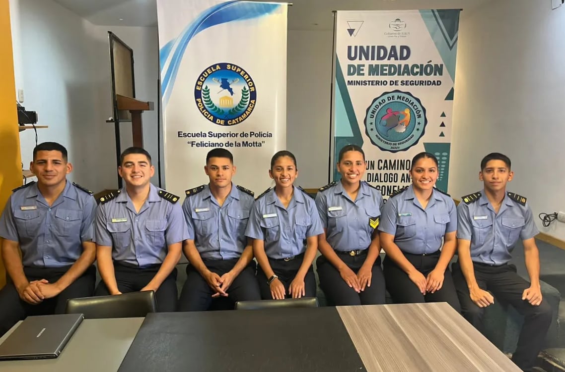 Parte de los asistentes al curso que giró en torno a herramientas comunicacionales, técnicas y métodos alternativos de resolución de conflictos en la intervención policial.