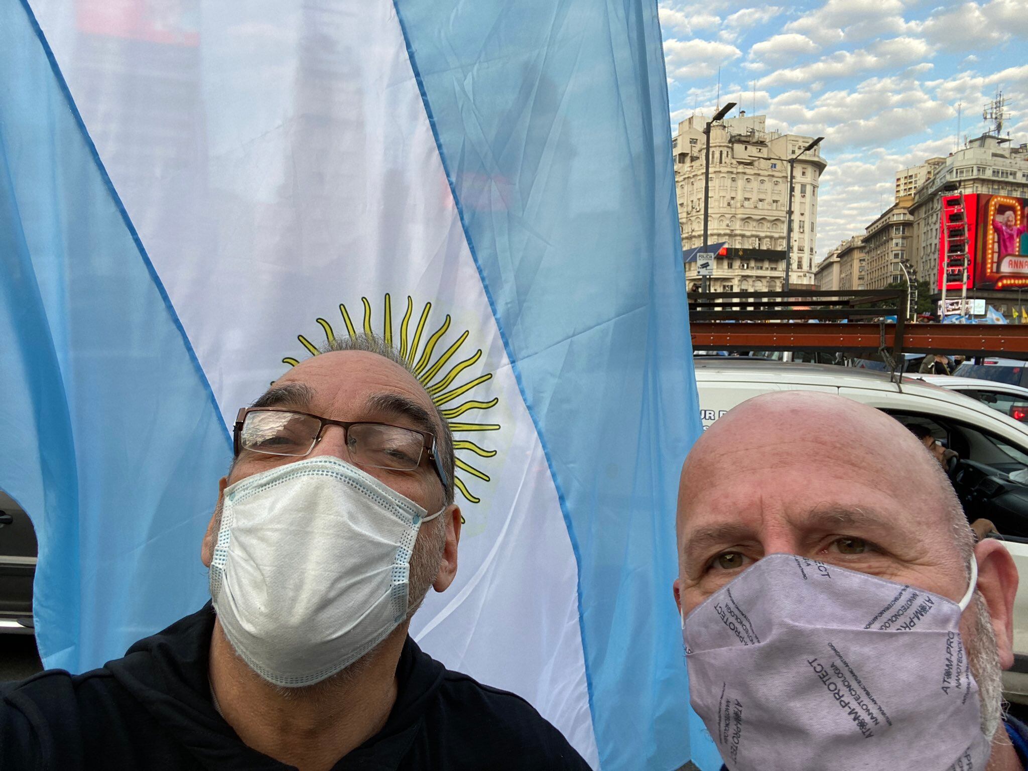 Fernando Iglesias y Waldo Wolff se mostraron con la gente en el Obelisco