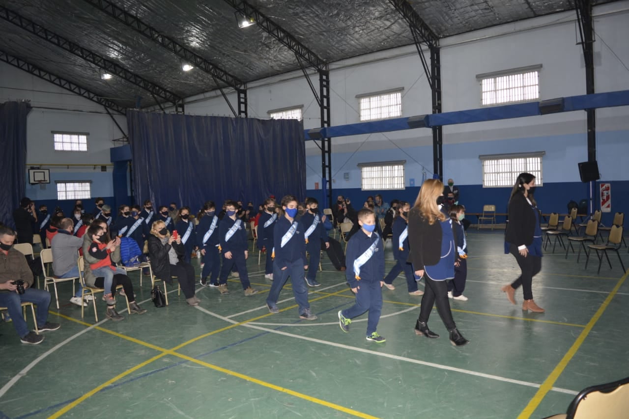 Los alumnos hicieron el ingreso y tomaron asiento frente a los familiares.
