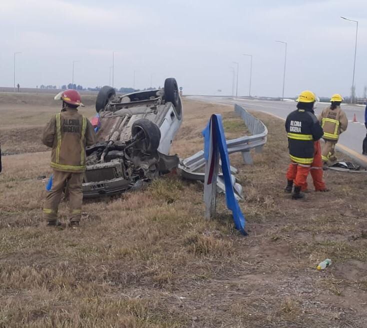 Gigena. Así quedó el auto tras el vuelco (Policía).