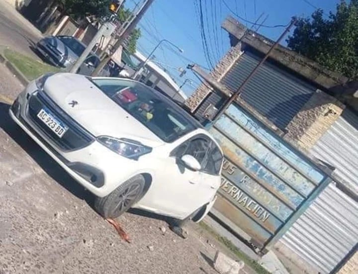 El auto del agente penitenciario en Merlo, tras el intento de robo.