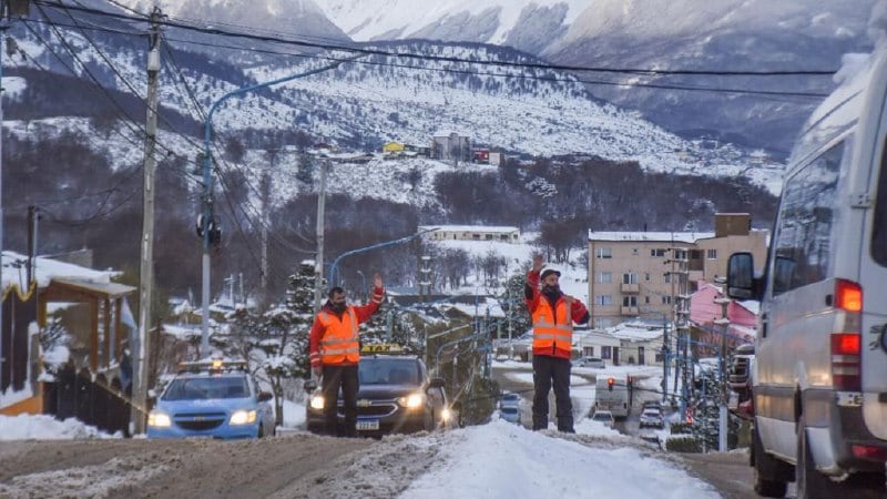 En virtud de las tareas de limpieza de nieve, personal de Atención al Vecino y de Participación Comunitaria mantienen un diálogo permanente con los vecinos.