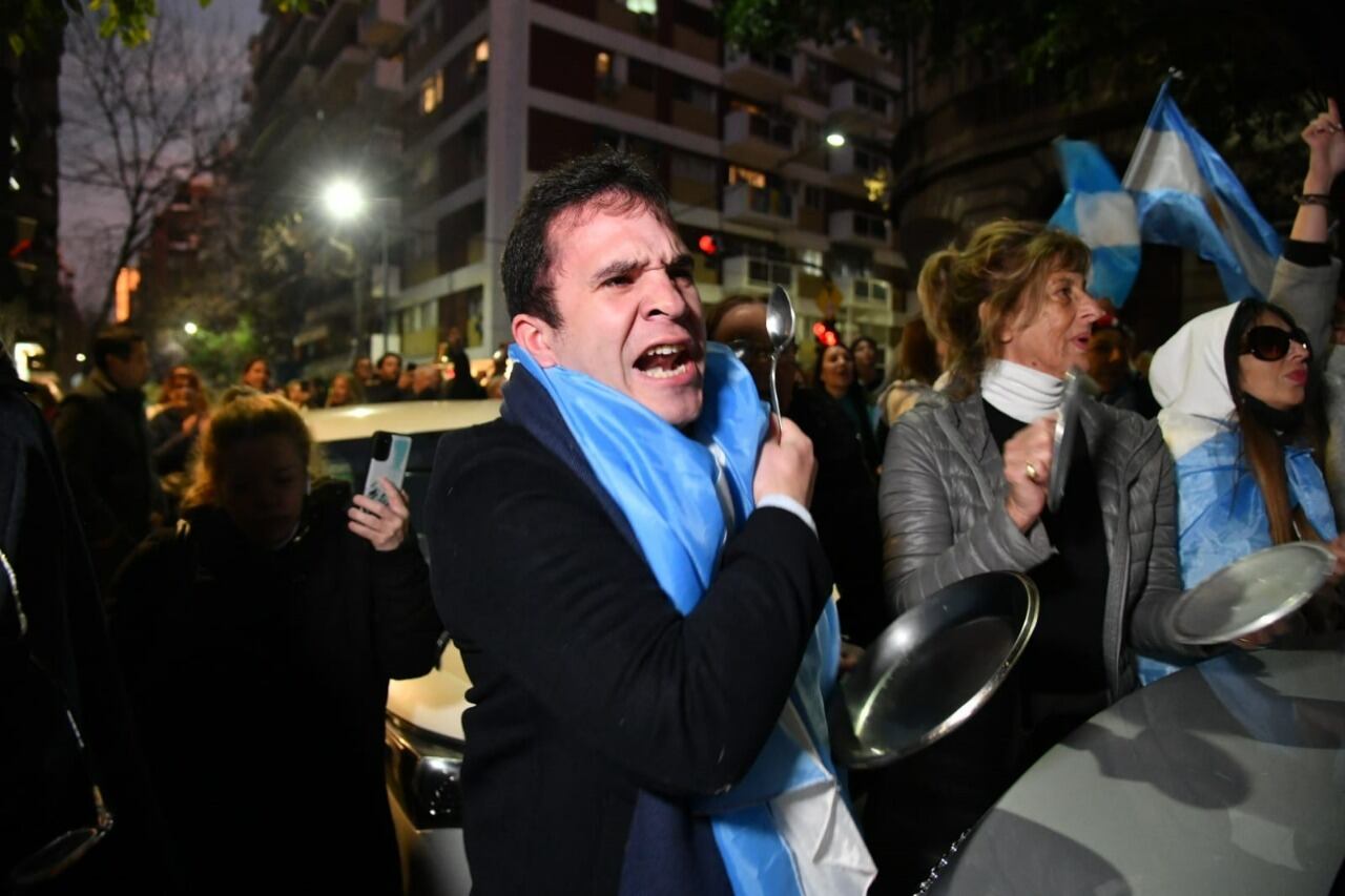 Hubo importantes enfrentamientos entre los manifestantes a favor y en contra de la vicepresidenta. Foto: Clarín.