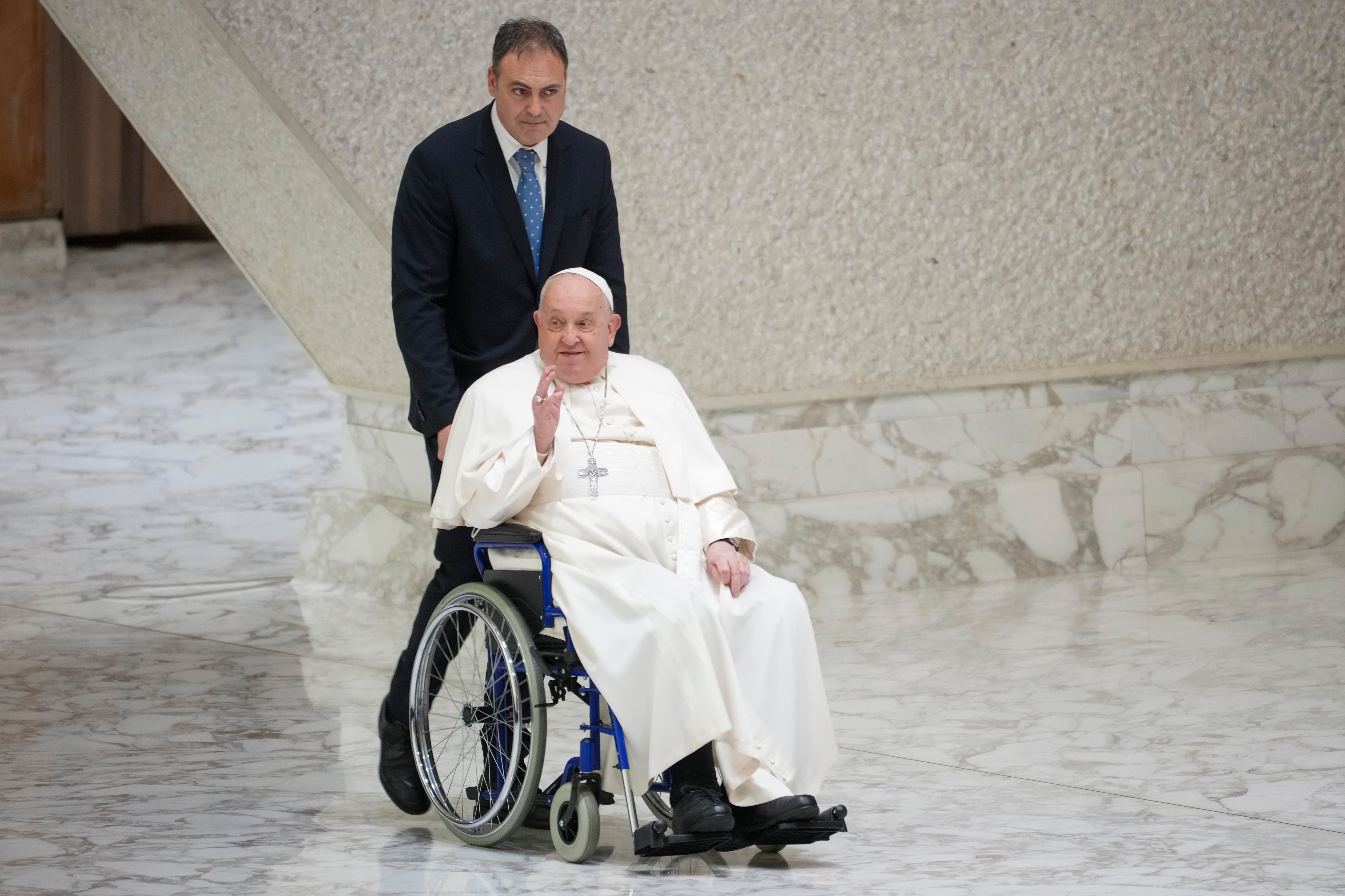 El papa Francisco llega a una reunión con un grupo de peregrinos a la Conferencia Episcopal Escandinava, en el Vaticano, el lunes 3 de febrero de 2025. (AP Foto/Andrew Medichini)