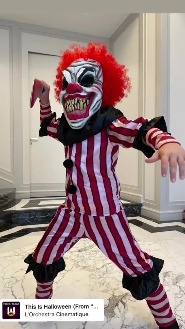 El payaso malvado enfrentó a la cámara de la influencer con un cuchillo de juguete.