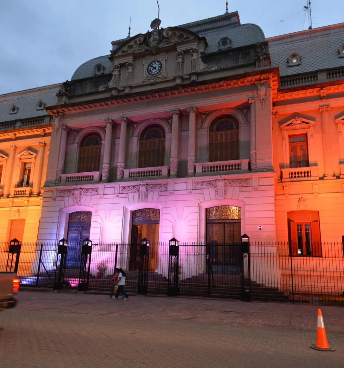 La Casa de Gobierno de Jujuy luce esta semana los colores de la Bandera de la Discapacidad.