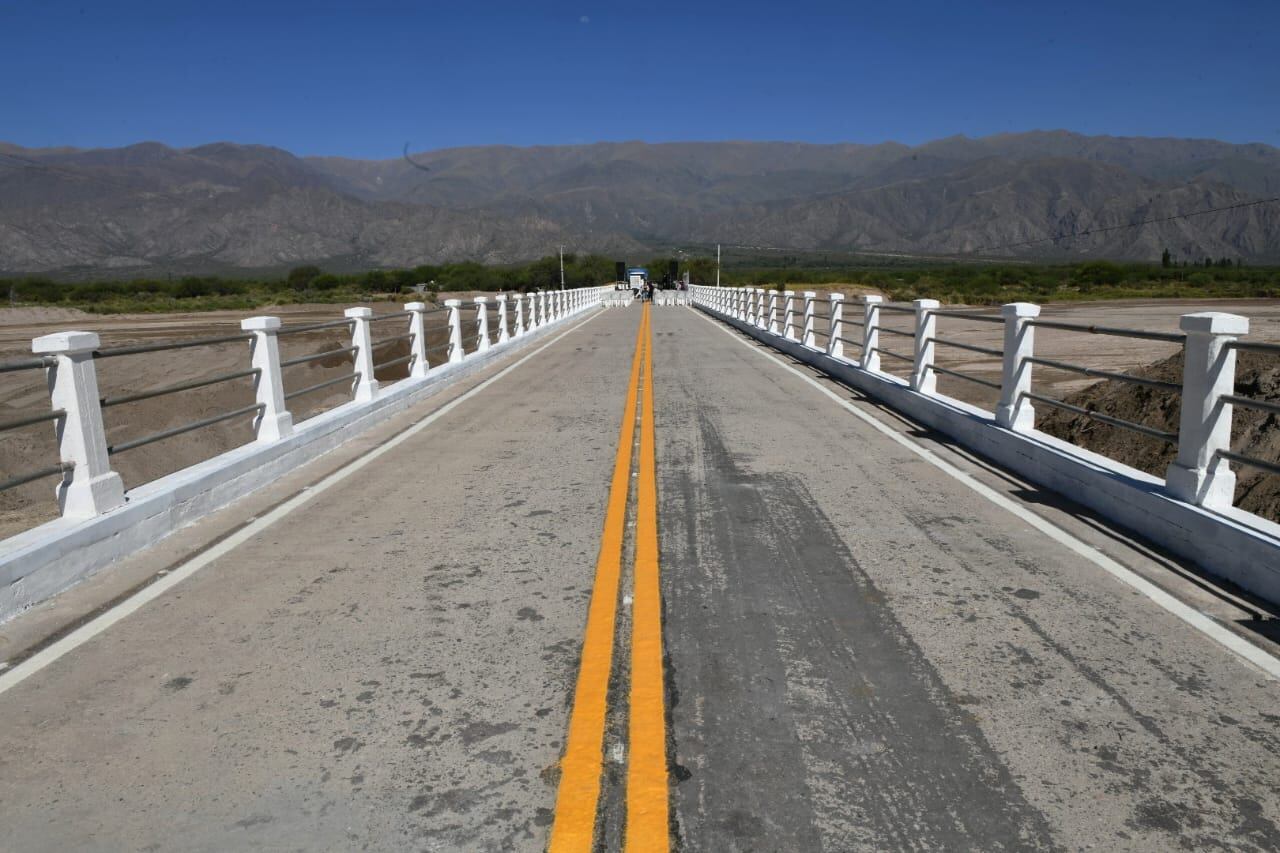 El renovado puente sobre el Río Santa María ya es una realidad.