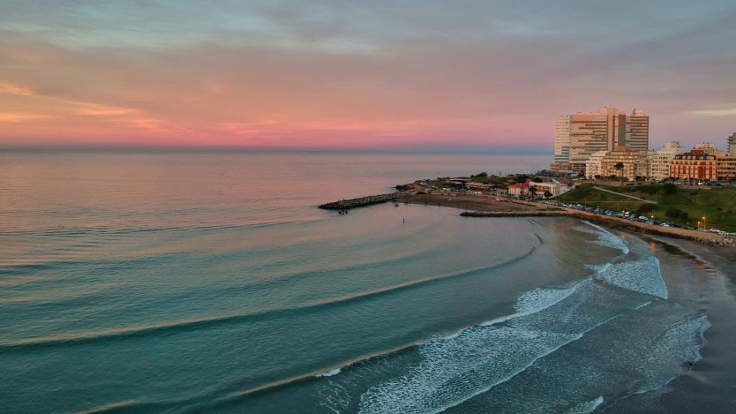 Mar del Plata, uno de los destinos preferidos de la Costa. (Fotos: Fermín Rodríguez Penelas/Unsplash y Facebook Portal de la Costa)