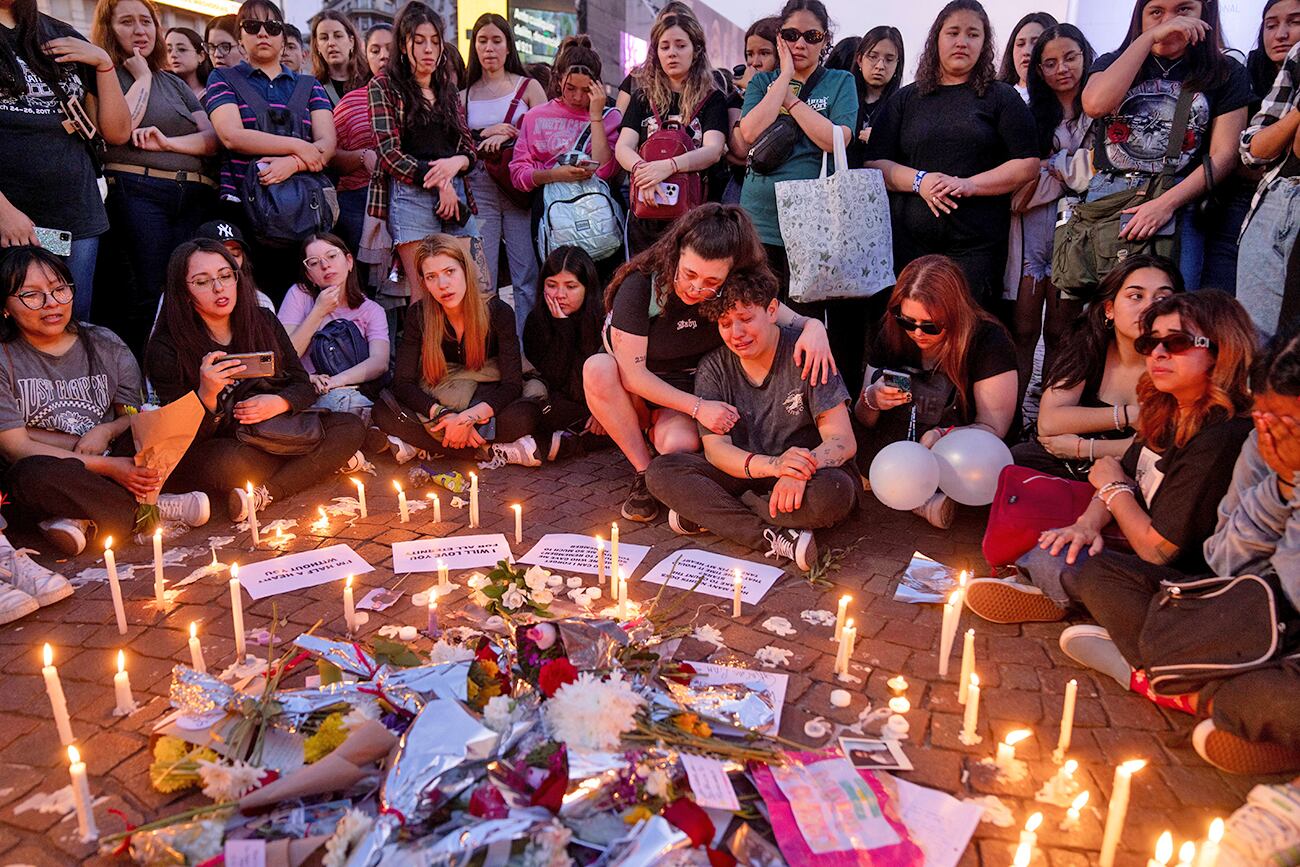 Los fanáticos del ex cantante de One Direction Liam Payne se reúnen en el Obelisco. (AP)