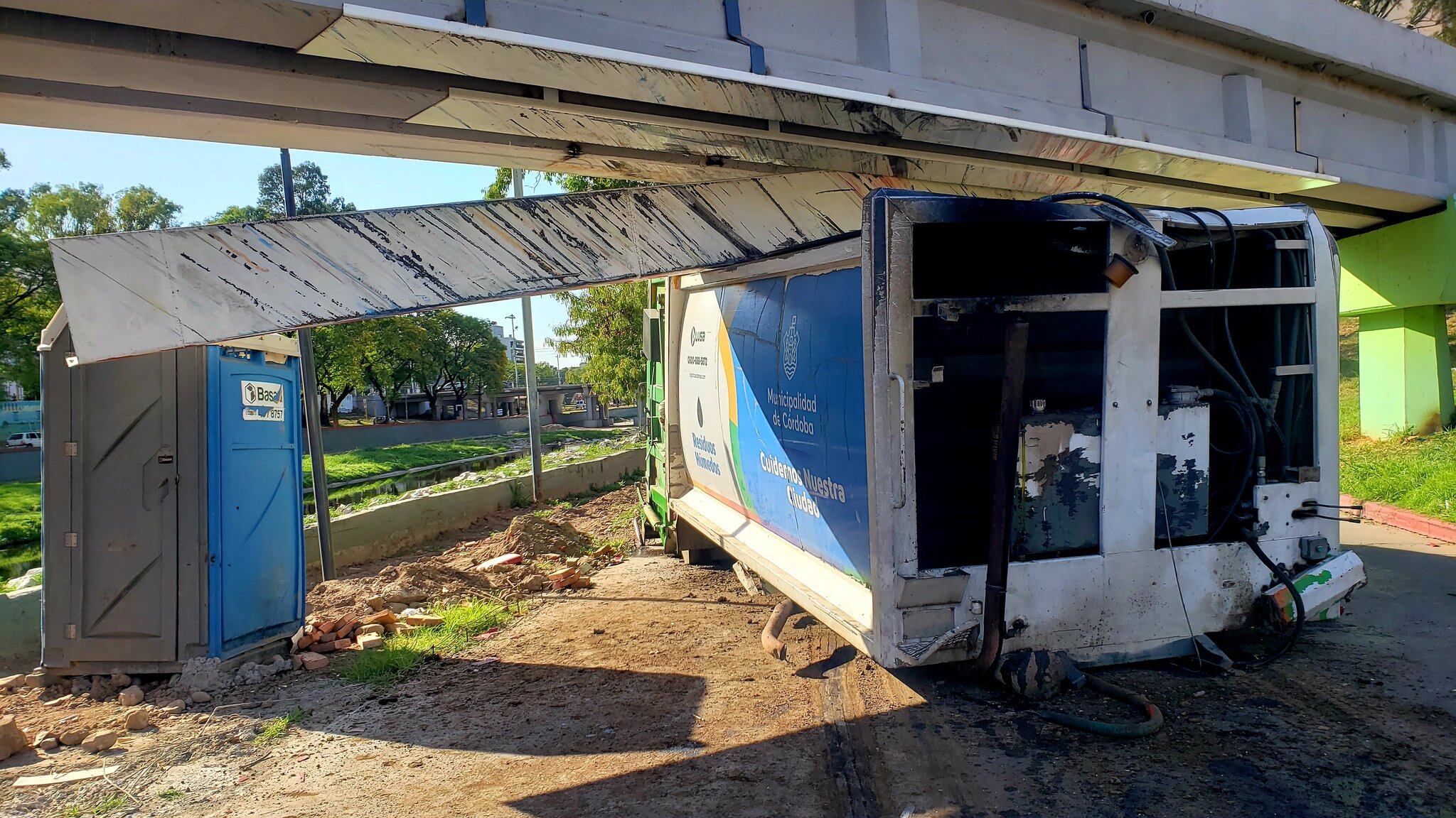 Una parte de la estructura quedó desprendida.