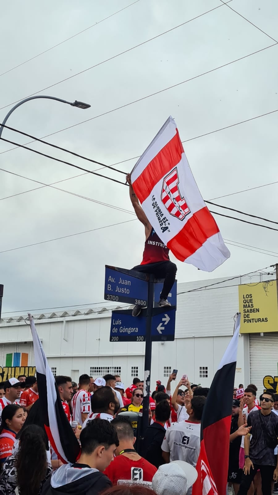 Caravana de hinchas albirrojos.