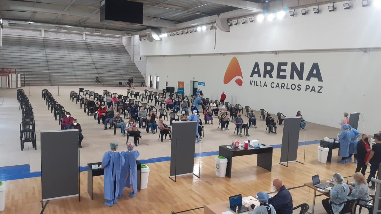 Jornada de vacunación contra el Covid-19 en el Estadio Arena de Villa Carlos Paz.