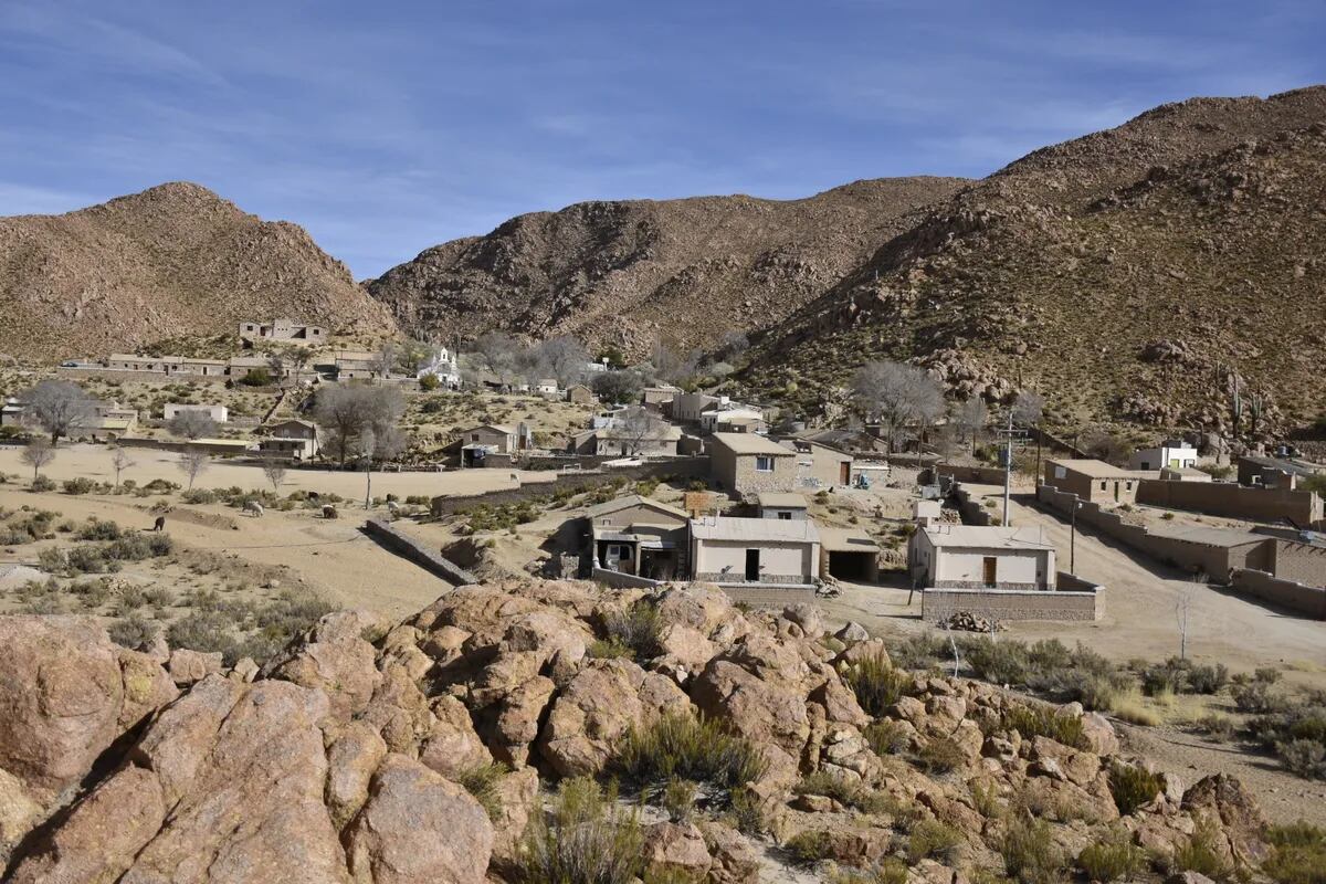 San Francisco de Alfarcito se encuentra al sur del departamento Cochinoca, sobre la ruta provincial 11, en la margen occidental del sistema natural formado por la laguna Guayatayoc y las Salinas Grandes.