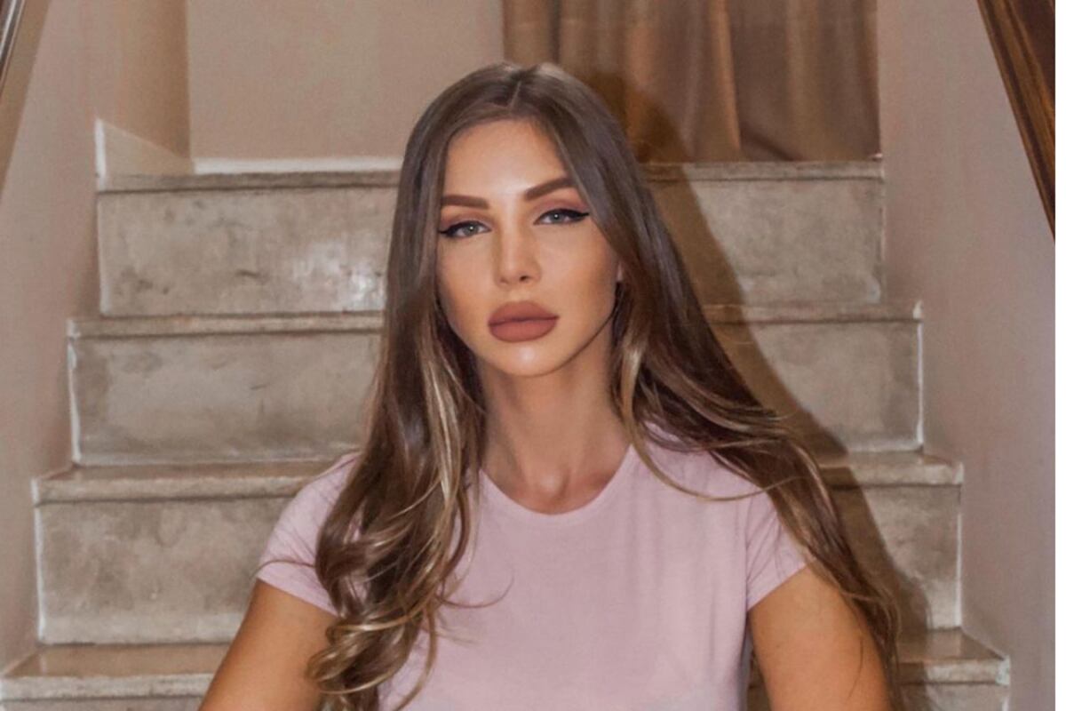 Romina Malaspina posó en ropa interior desde el balcón y le llovieron los corazones rojos