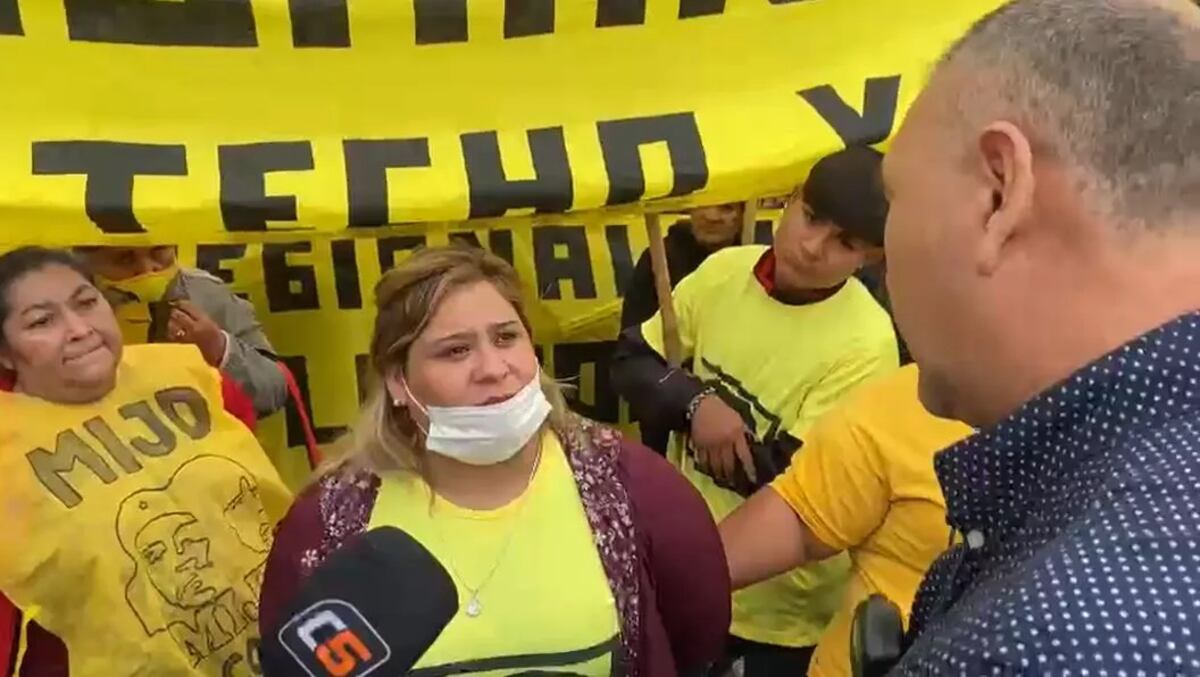 Un grupo piquetero se movilizó a las puertas de un supermercado y generó alarma