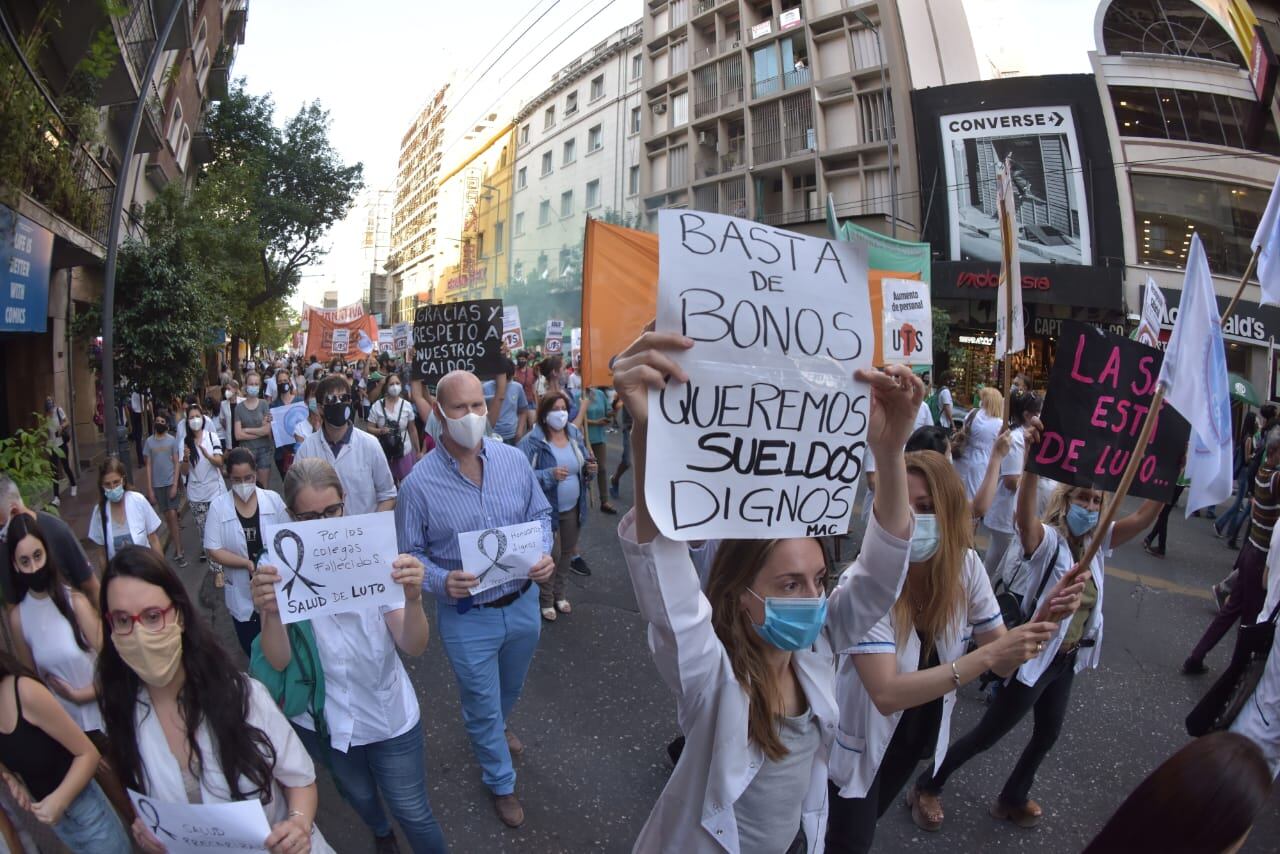 Exigen mejores condiciones laborales y salarios dignos.