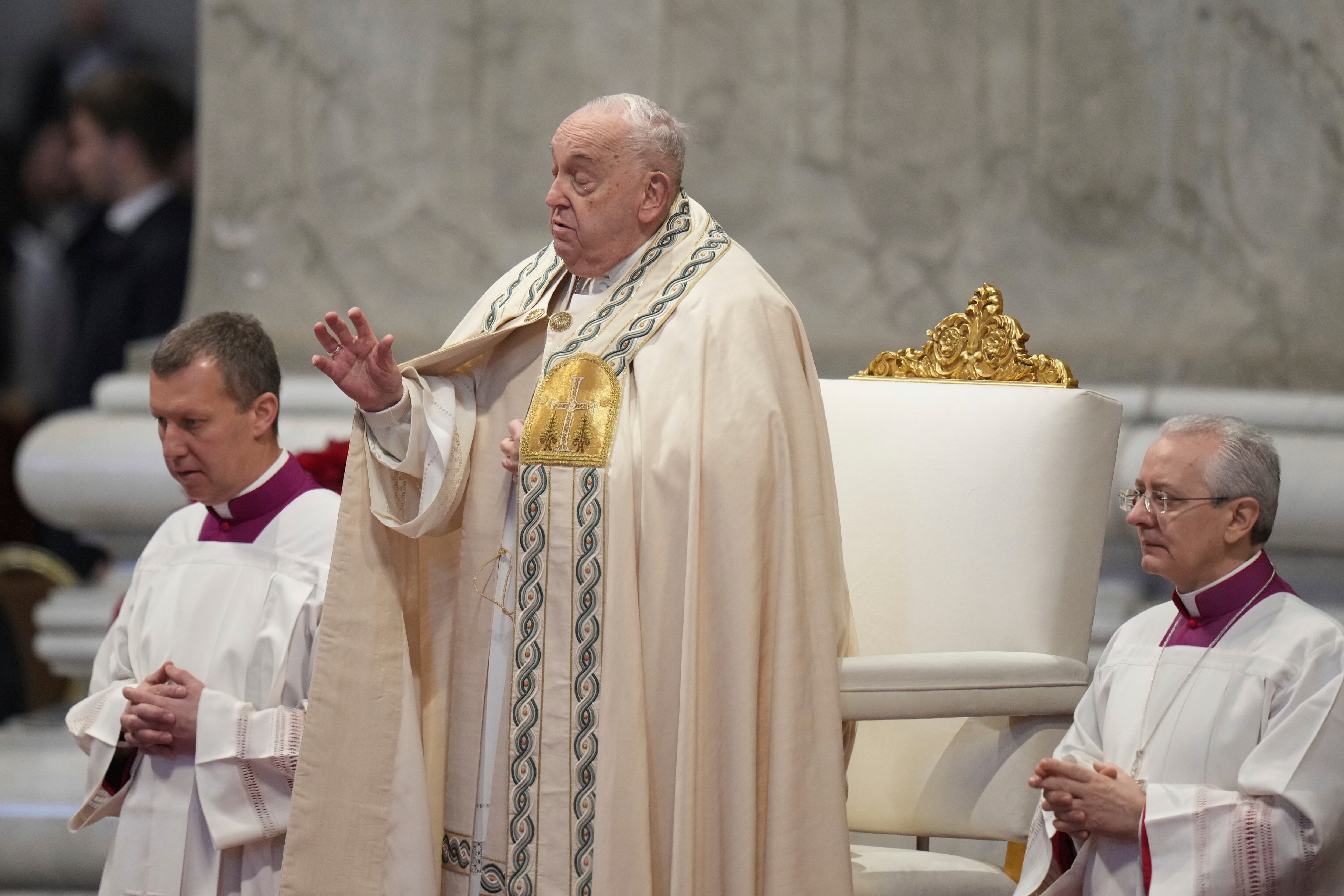 El papa Francisco se ve flanqueado por el maestro jefe de ceremonias del Vaticano, el obispo Diego Giovanni Ravelli, a la derecha, y el maestro de ceremonia, el obispo Krysztof Marcjanowicz, mientras preside una misa en la basílica de San Pedro en el Vaticano el día de Año Nuevo, el miércoles 1 de enero de 2025. (AP Foto/Andrew Medichini)