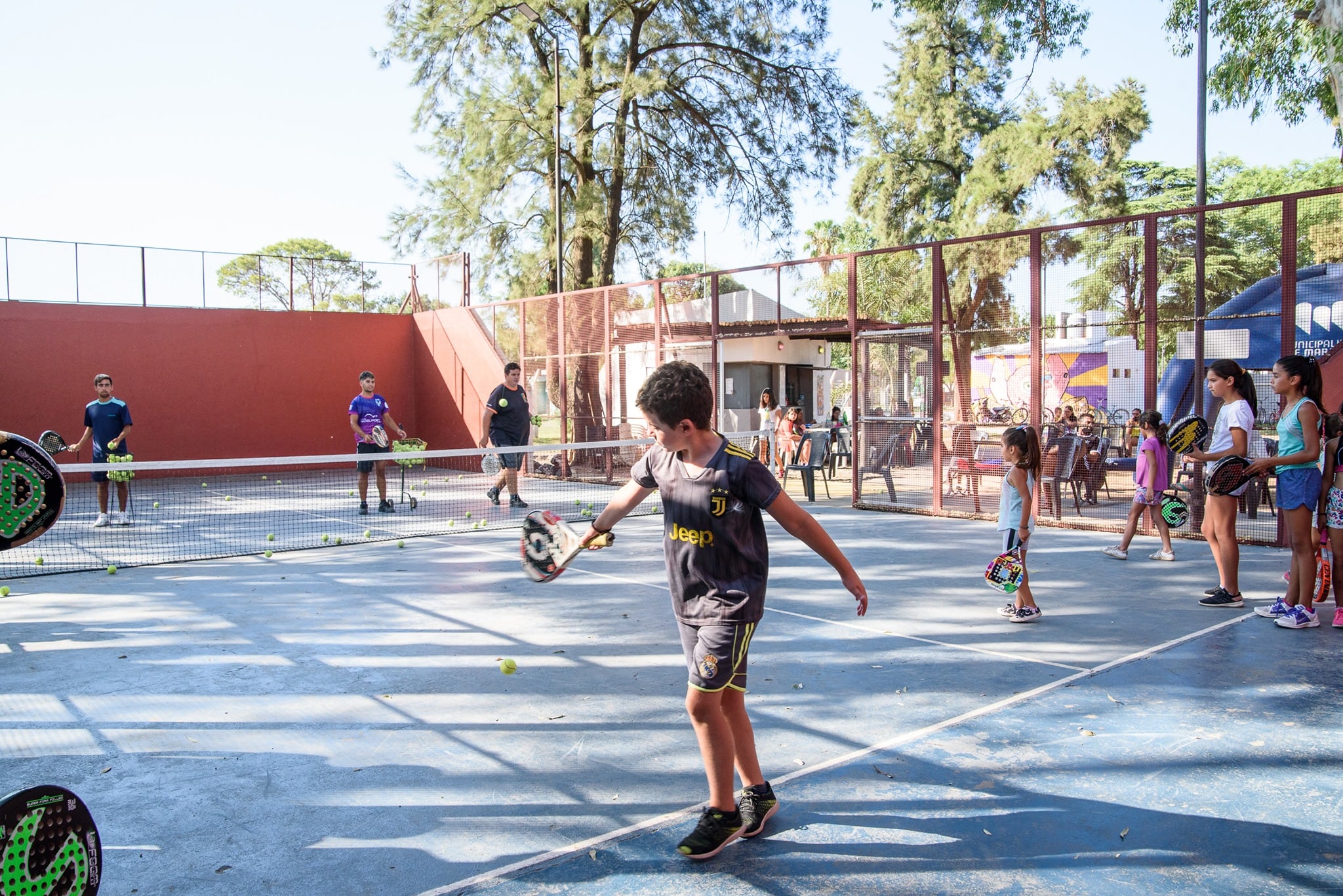 La escuela de pádel municipal cuenta con más de 90 alumnos.