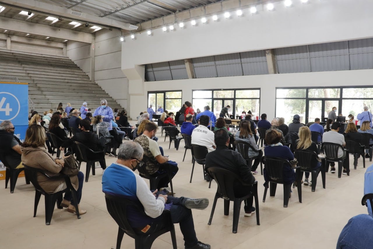 Vacunación contra el Covid-19, este viernes en el Estadio Arena de Carlos Paz.