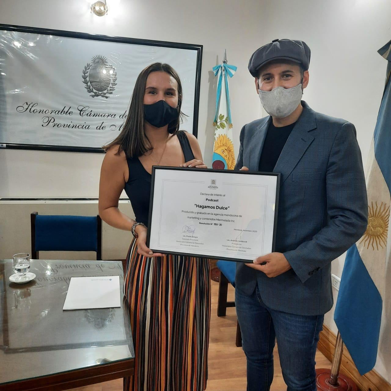 Sofía y Facundo con su distinción legislativa.