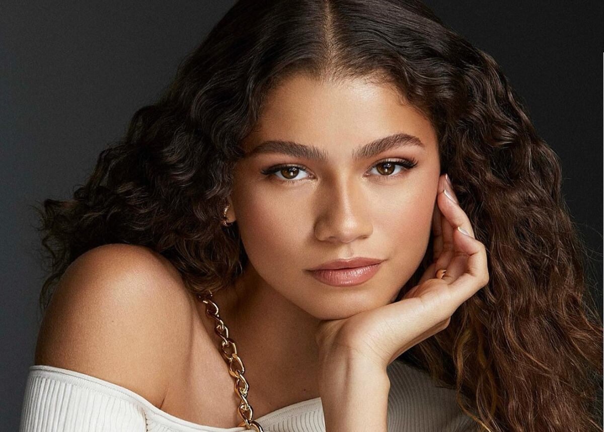 Zendaya deslumbró en la alfombra roja con un vestido combinado y vintage