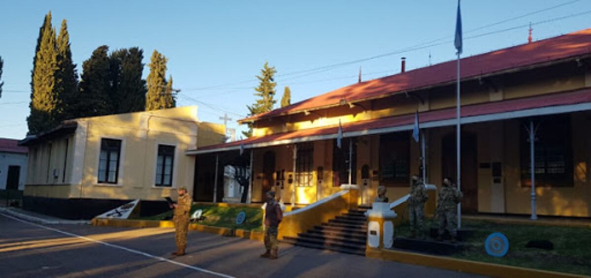 Familares de estudiantes del Liceo Militar Gral. Espejo reclamaron por clases presenciales en la institución