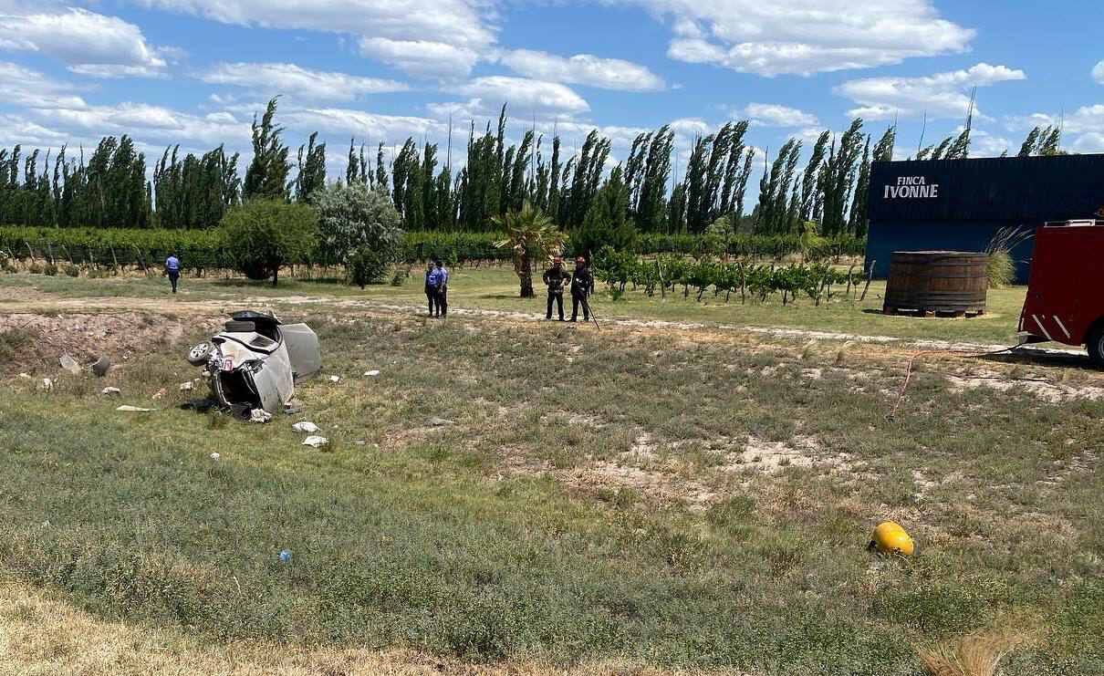 El Renault Sandero terminó destruido y hubo que rescatar el cuerpo del conductor que estaba atrapado entre los hierros retorcidos.