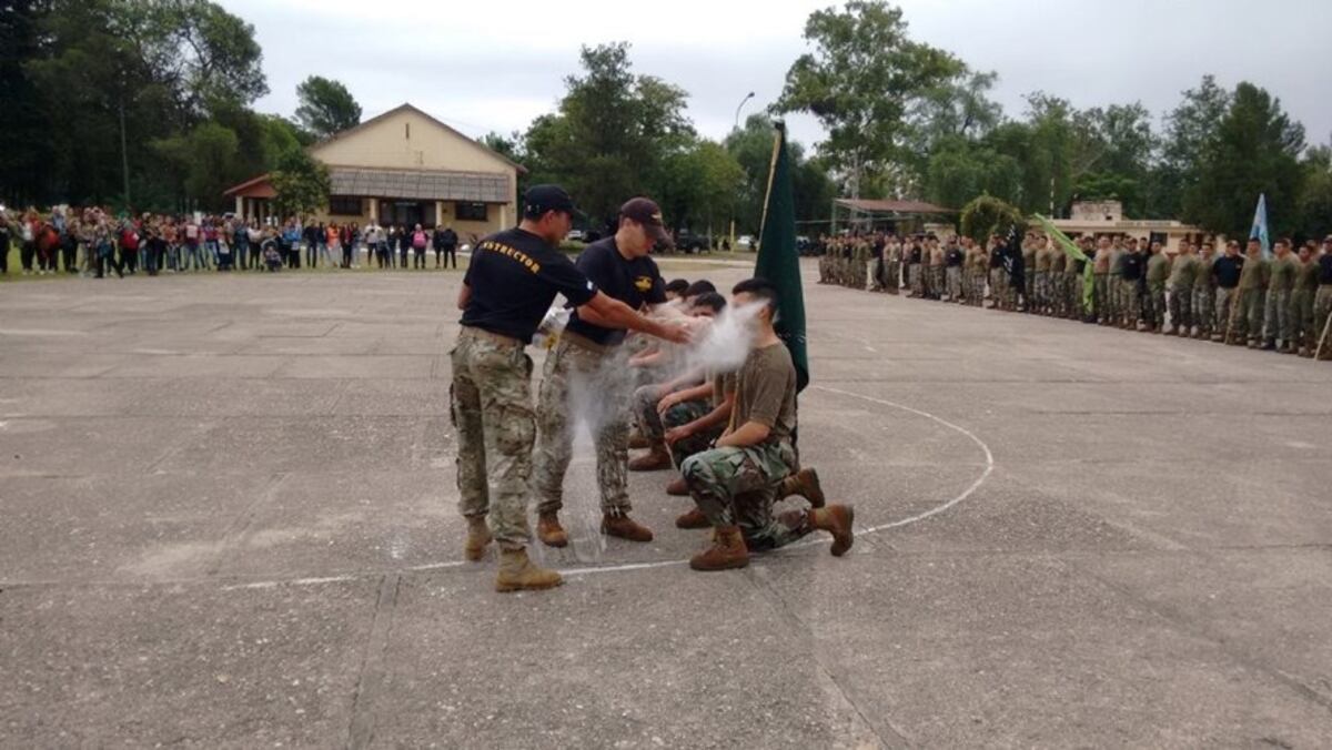 Imputaron a tres militares de Córdoba por el “bautismo” con cal viva y sidra
