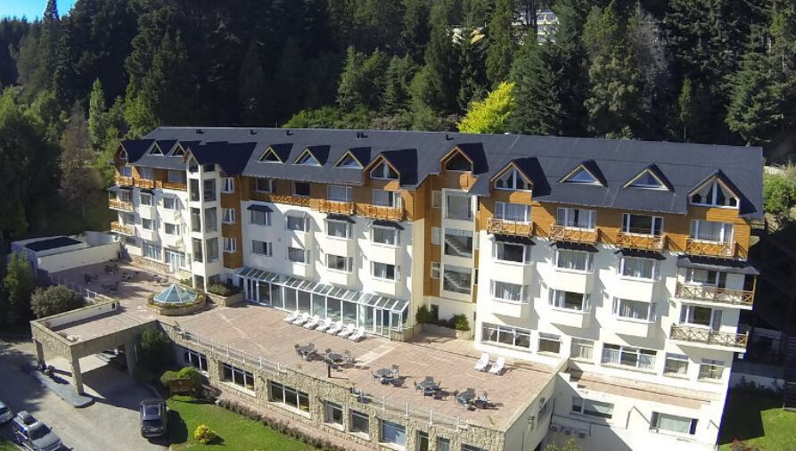 Un alud destrozó un hotel en Bariloche.