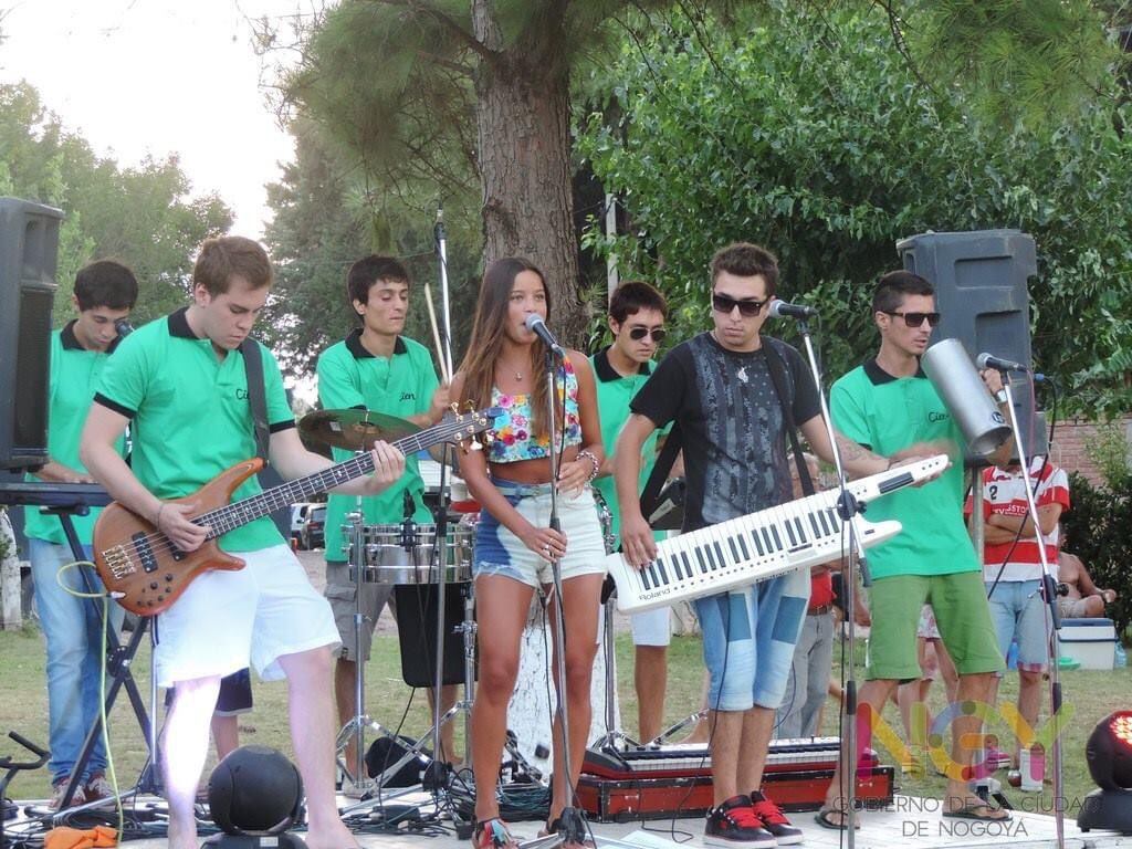 Las fotos inéditas de Emilia Mernes cantando en Nogoyá cuando era chica: así lucía antes de la fama