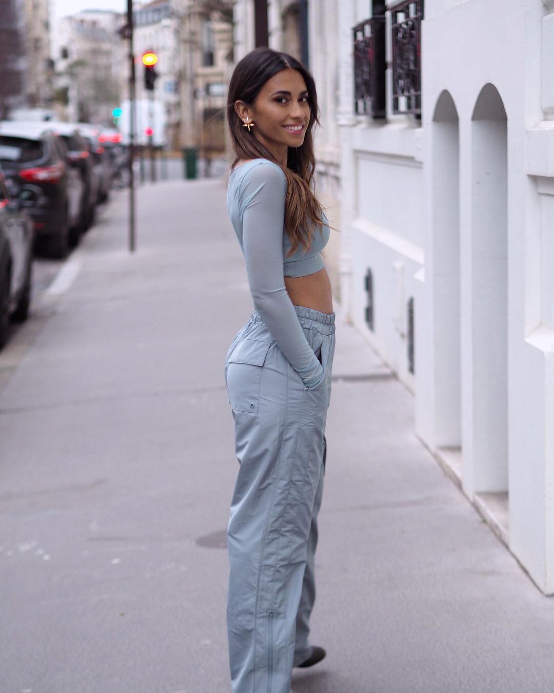 Antonela Roccuzzo brilló con un look en gris.