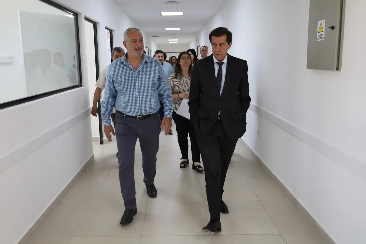 Durante la recorrida con el gobernador Sadir (derecha), el ministro Bouhid (izquierda) dijo que "este es el Gobierno que más ha invertido en la salud pública de la provincia y que, a la fecha, sigue haciéndolo con fondos propios".