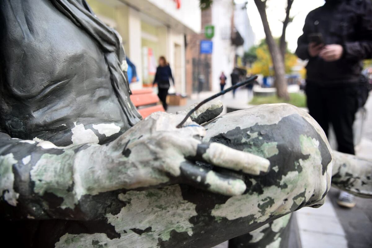 Decapitaron la estatua del histórico presidente de Talleres en el centro de Córdoba, Amadeo Nuccetelli