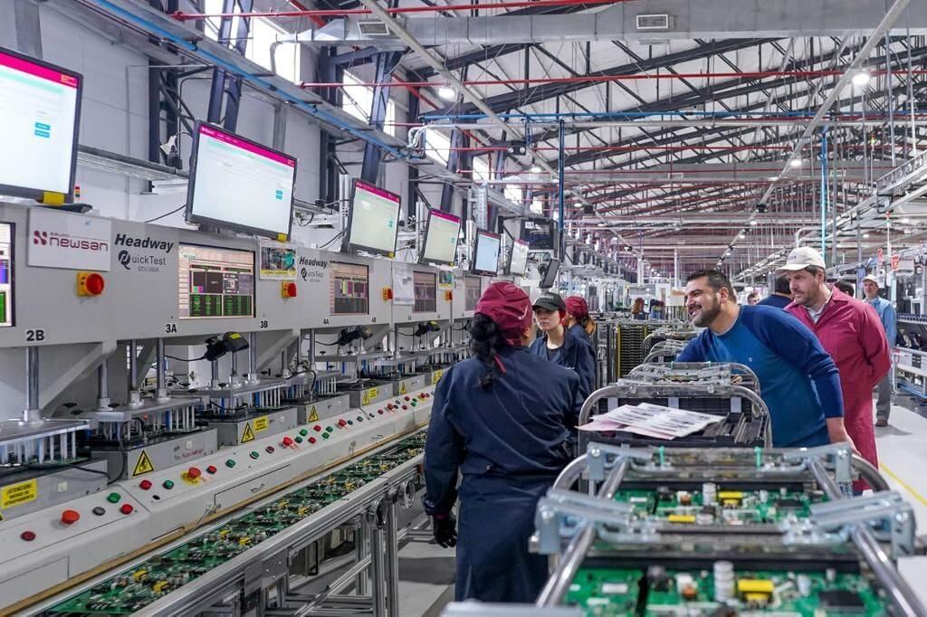 Vuoto recorrió plantas de Newsan y dialogó con los trabajadores