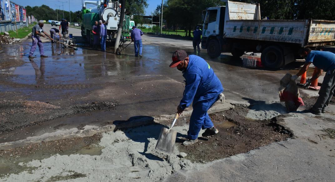 La Municipalidad dispuso el arreglo del bache gigantesco en barrio Arguello (José Hernández)