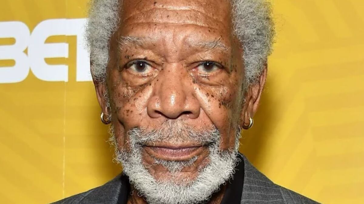 Este es el impactante secreto detrás de los aretes dorados de Morgan Freeman