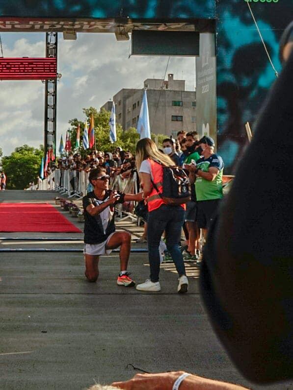 Antonio Poblete en el momento que le pide matrimonio a Virgina, la pareja con la que convive hace seis años, tienen un hijo y un segundo vienen en camino.