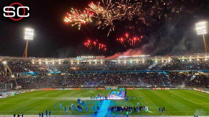 El festejo de Belgrano con la copa en el centro del campo de juego del Kempes. (Foto de ESPN)