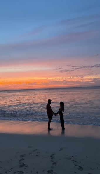 Caro Calvagni y Nicolás Tagliafico en el atardecer de Seychelles