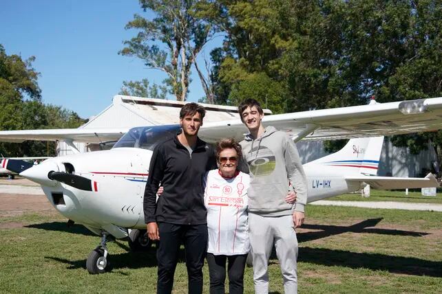 Ilda con su nieto y el novio de su nieta