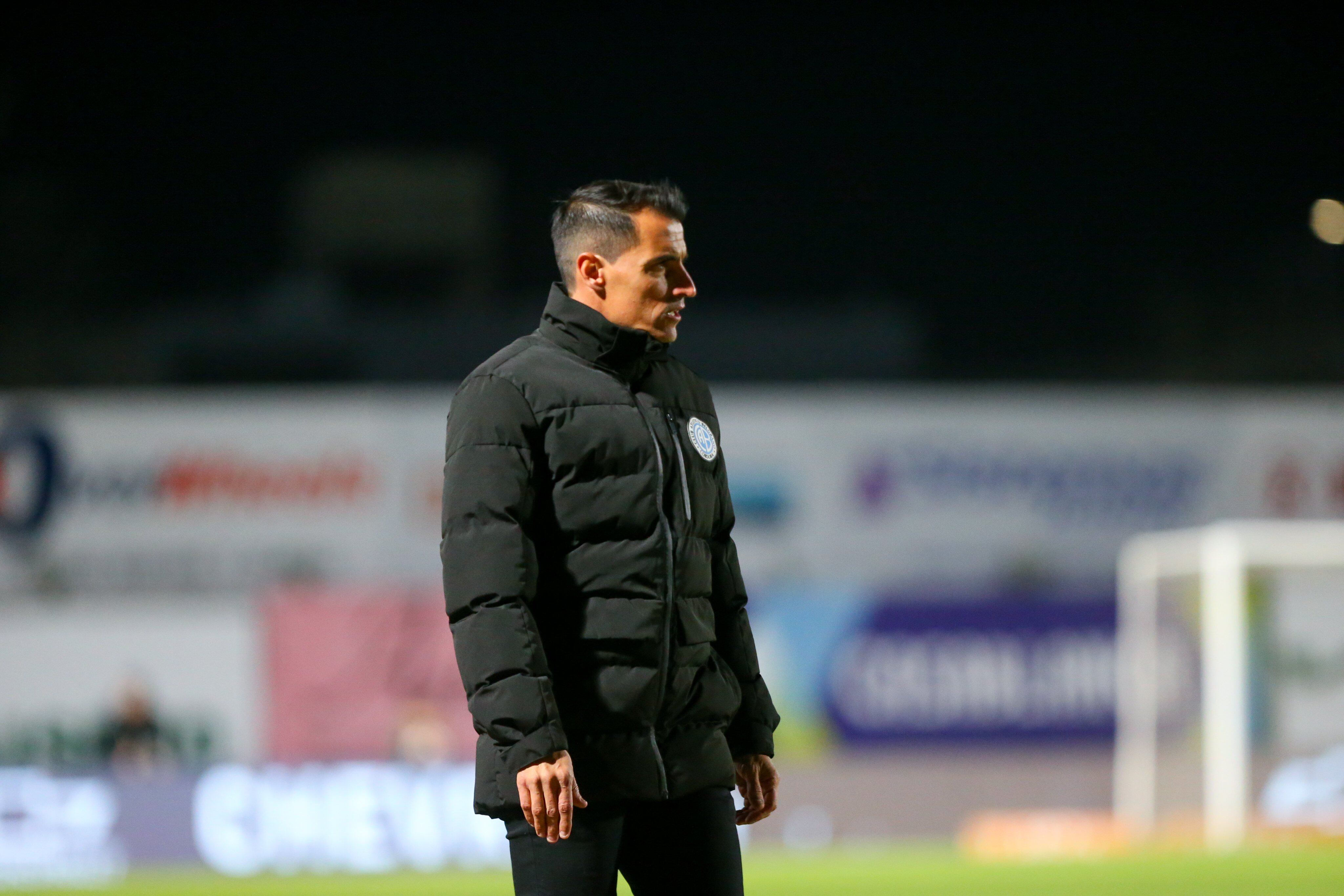 El técnico Guillermo Farré, durante el partido de Belgrano ante Claypole en la Copa Argentina. (Prensa Belgrano)