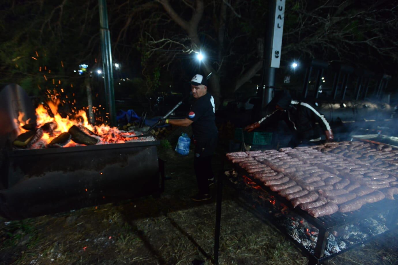 A pura gastronomía: la previa del baile de La Mona en el Kempes se vive a pleno. (Nicolás Bravo / La Voz)