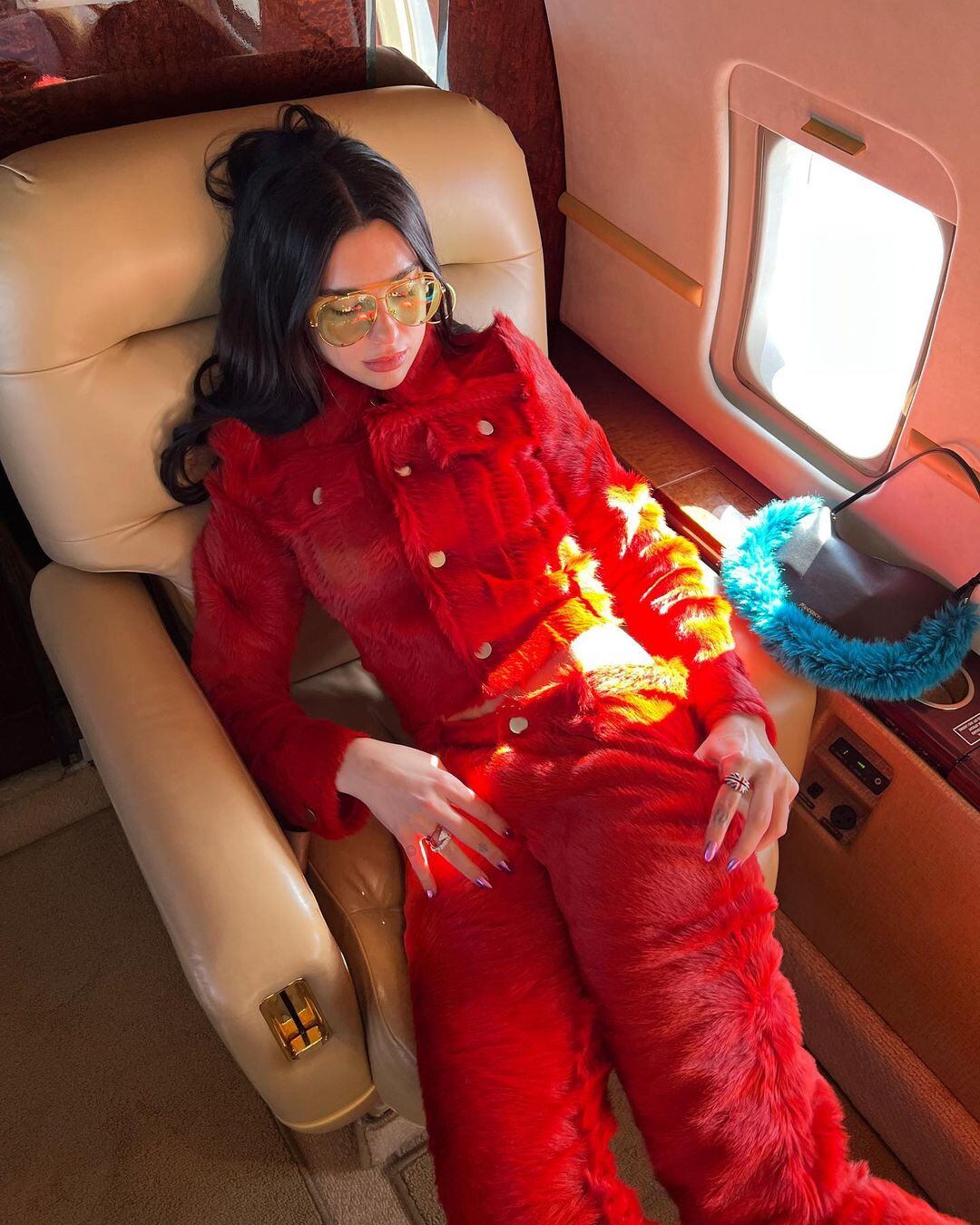 Dua Lipa a puro terciopelo rojo