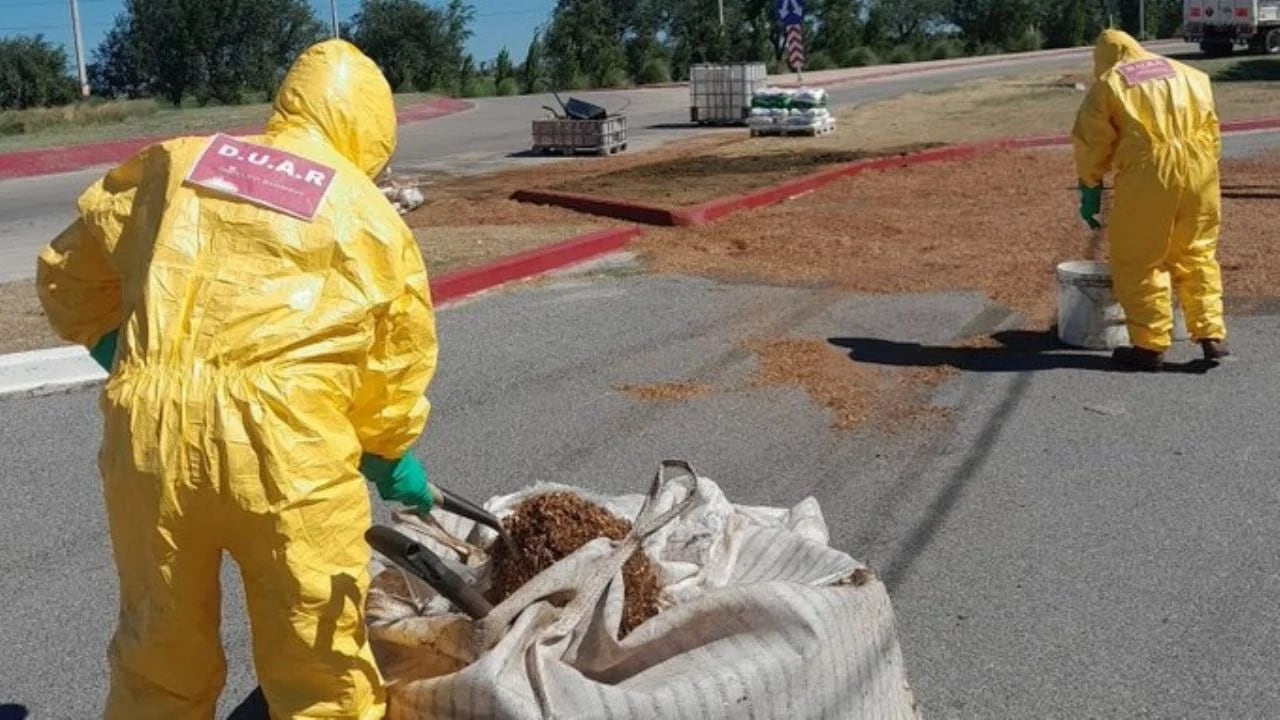 Volcó un camión con una sustancia tóxica en Córdoba.