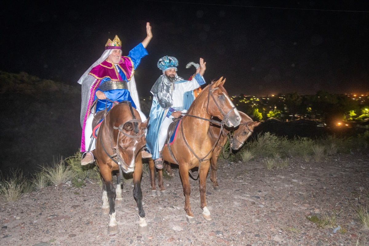 Se realizó la tradicional cabalgata de los Reyes Magos.
La caravana recorrió los barrios de Godoy Cruz, Melchor, Gaspar y Baltazar y recibieron las cartas de los niños. 

Foto: Ignacio Blanco / Los Andes 