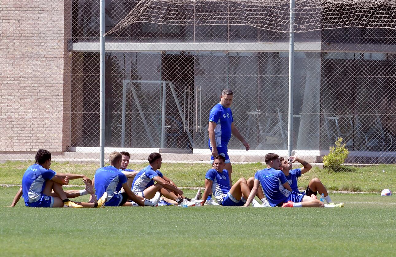 Esta mañana el Club Godoy Cruz Antonio Tomba volvió a la práctica y ya se hizo cargo de manera oficial el regreso del entrenador Diego Flores, conocido como El Traductor


Foto: Orlando Pelichotti