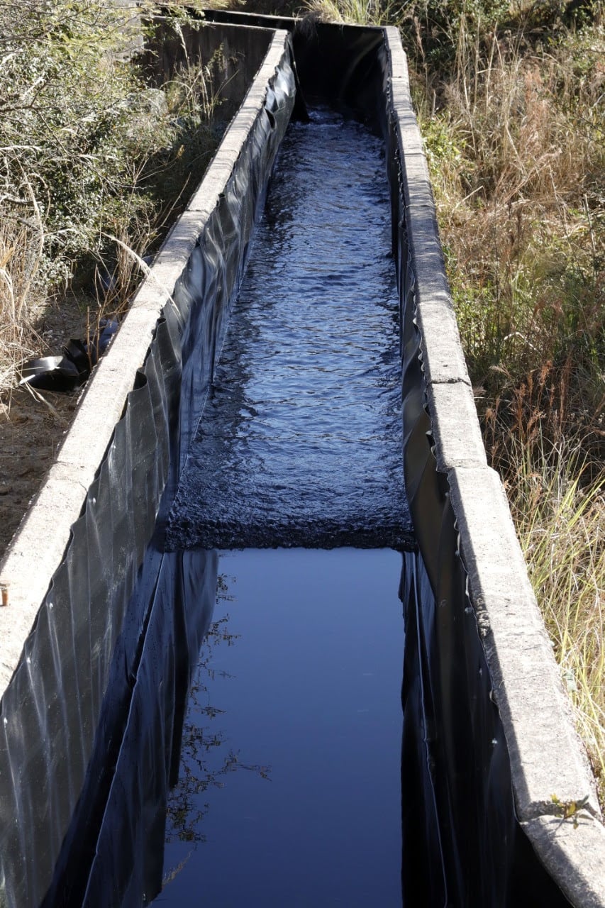 Así quedó el canal con la membrana que permite un mega ahorro de agua