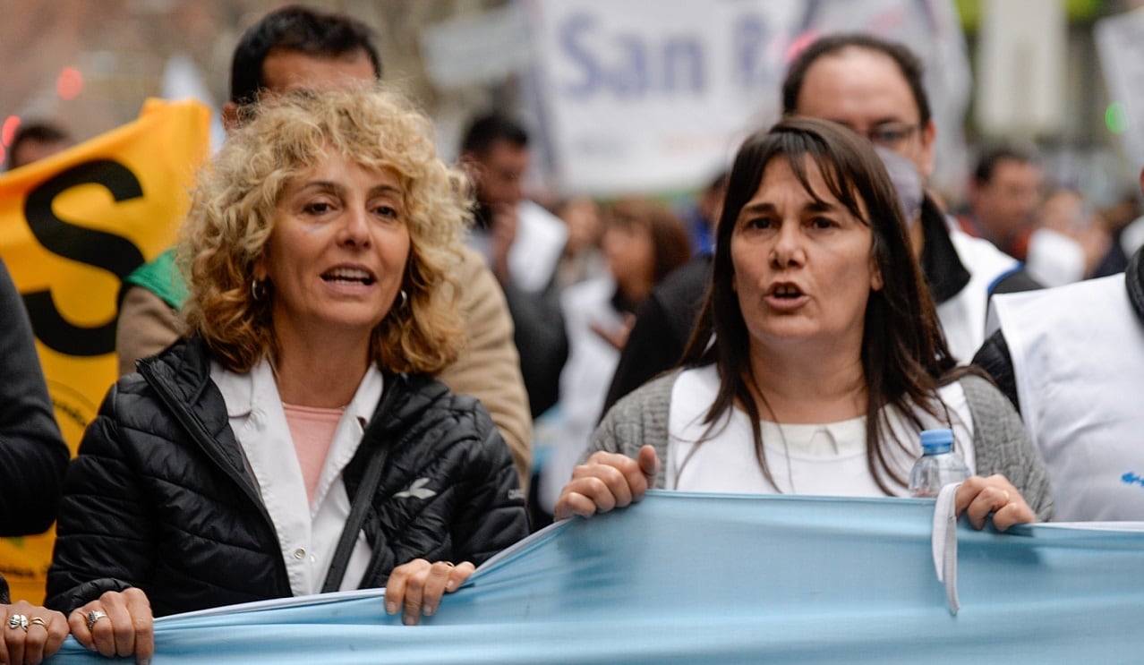 Claudia Iturbe -Secretaria General de Ampros- y Carina Sedano -Secretaria general del SUTE.